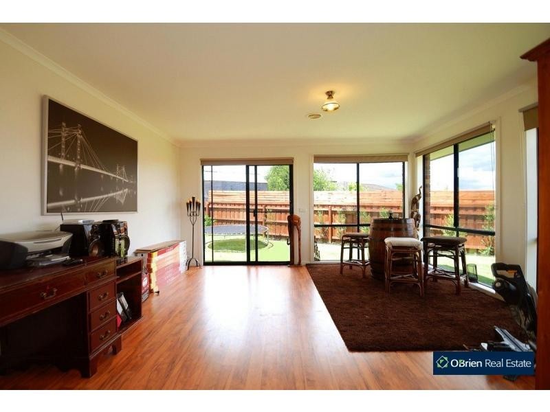 21 Farnborough Way, Berwick VIC 3806
