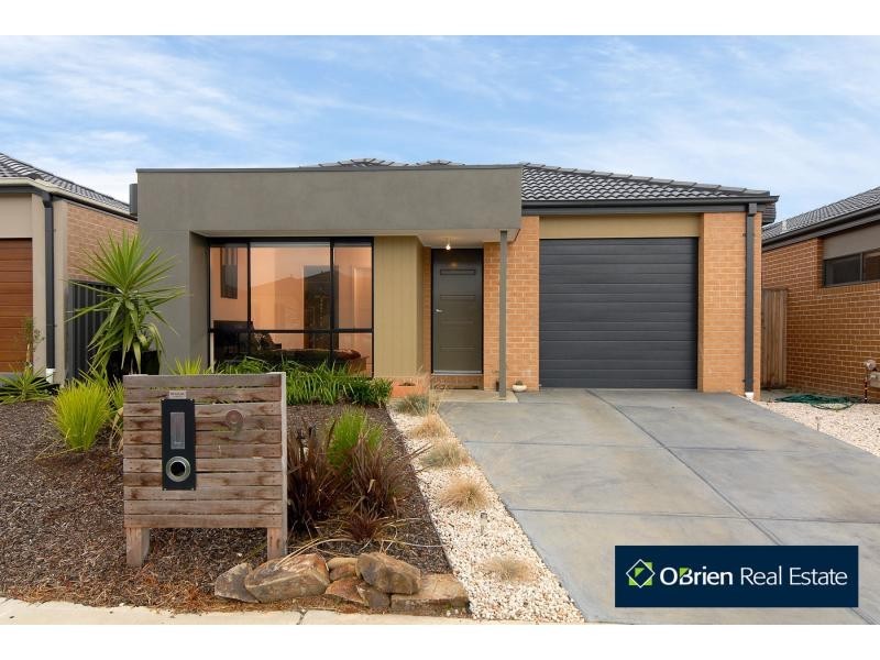 9 Abrus Circuit, Cranbourne North VIC 3977