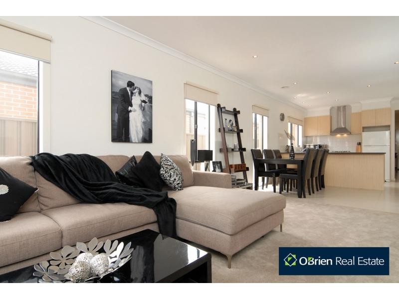 9 Abrus Circuit, Cranbourne North VIC 3977