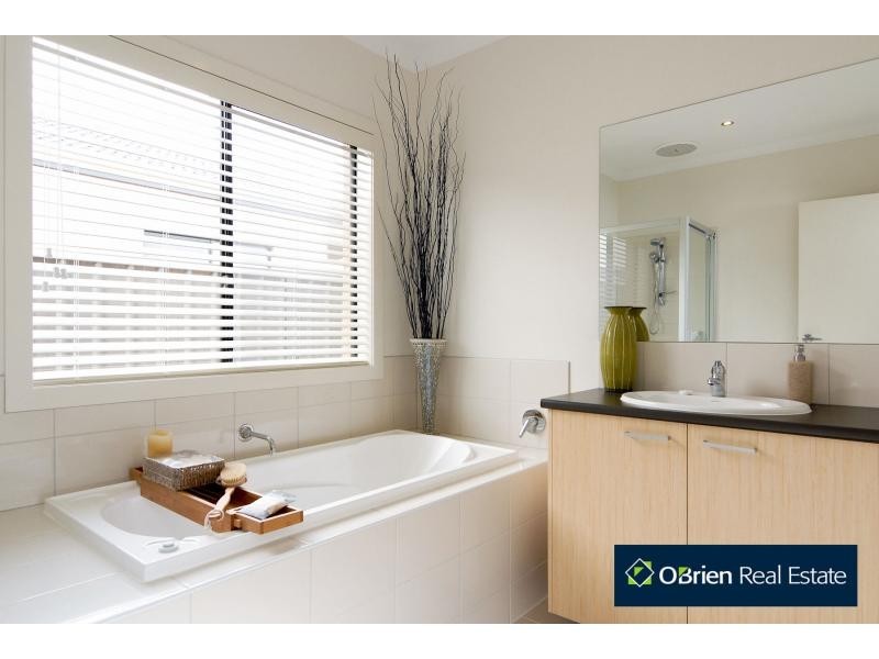 9 Abrus Circuit, Cranbourne North VIC 3977