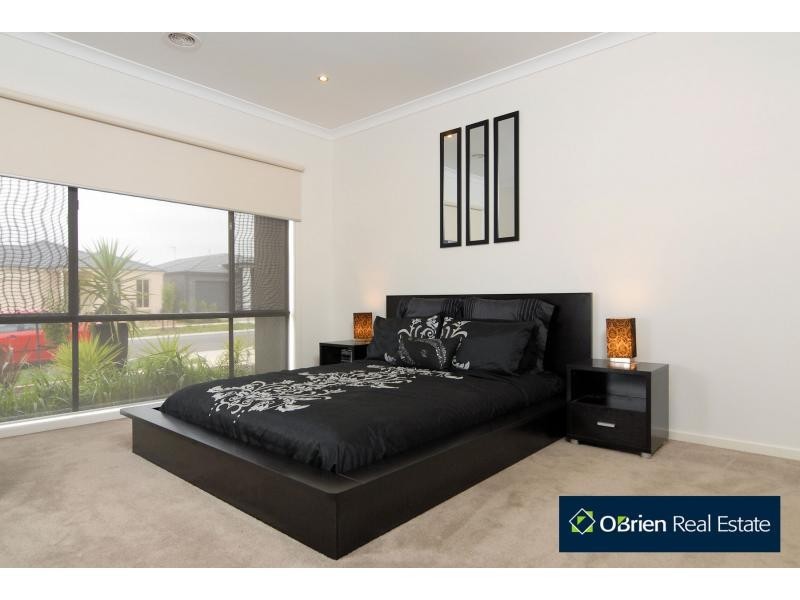9 Abrus Circuit, Cranbourne North VIC 3977