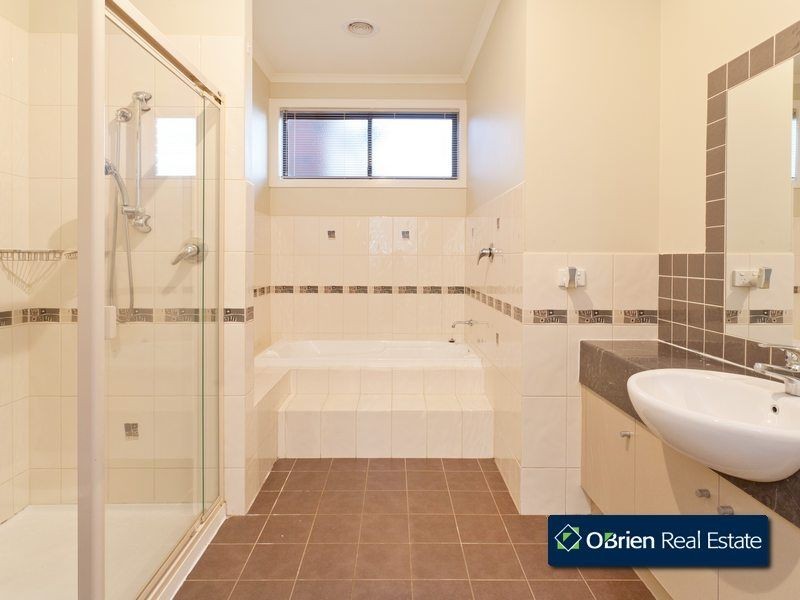 16 Marina Court, Berwick VIC 3806