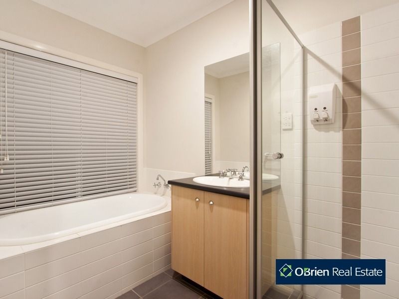 77 Viewgrand Drive, Berwick VIC 3806