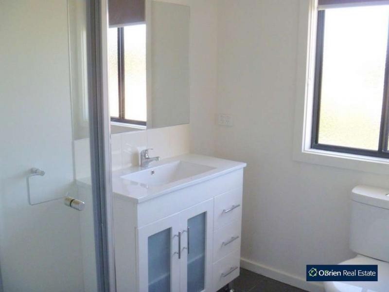 Unit 1/35 Portchester Boulevard, Beaconsfield VIC 3807