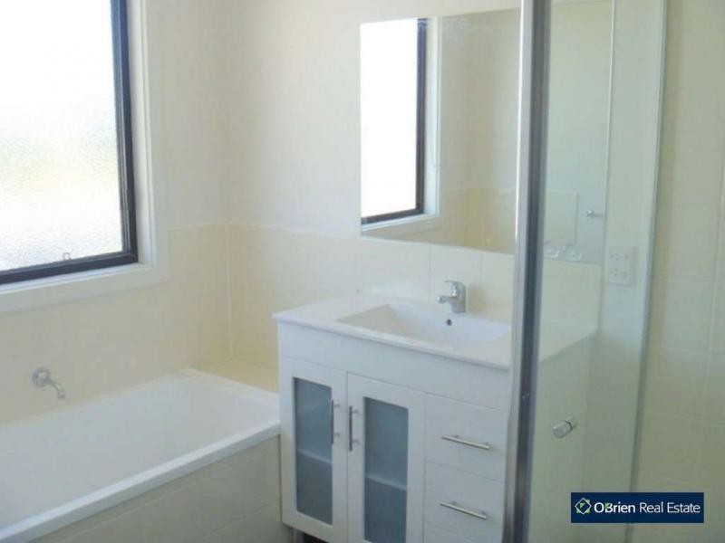 Unit 1/35 Portchester Boulevard, Beaconsfield VIC 3807