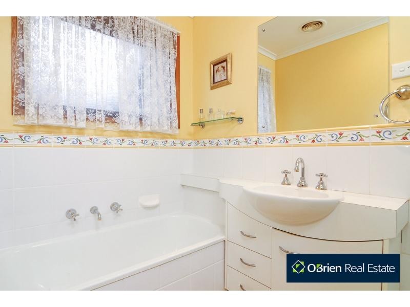 60 Blackwood Drive, Narre Warren VIC 3805