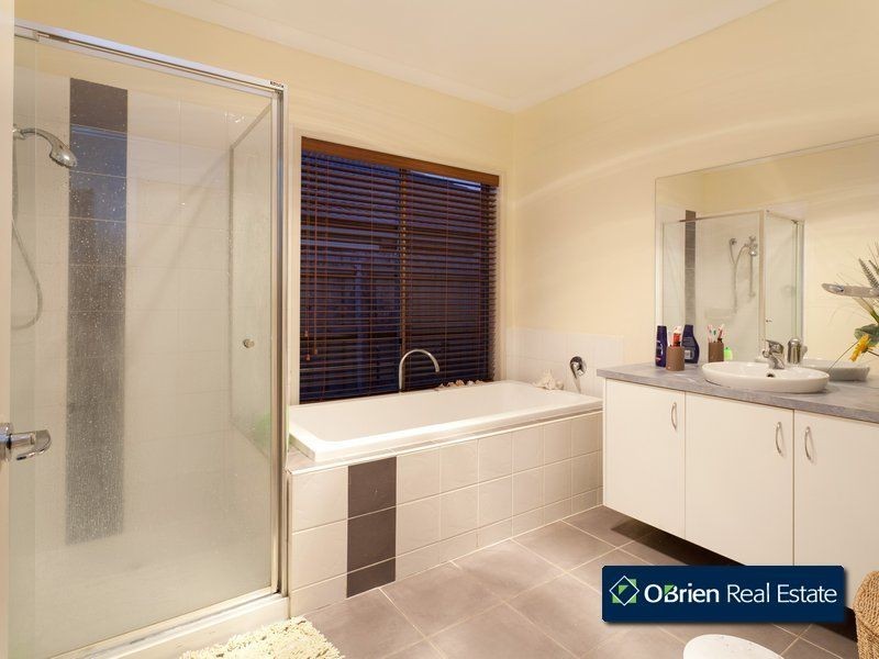 33 Norwegian Way, Narre Warren South VIC 3805