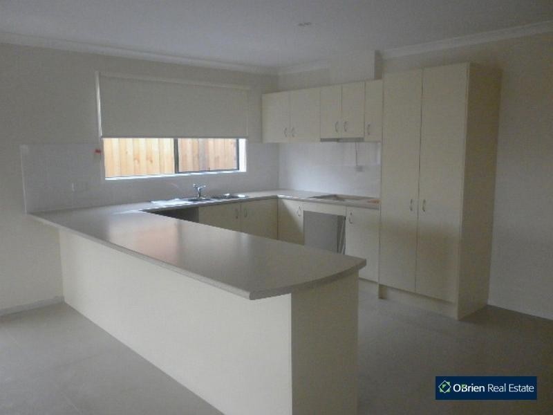 100 William Thwaites Boulevard, Cranbourne North VIC 3977