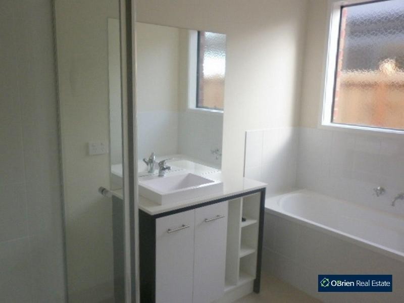 100 William Thwaites Boulevard, Cranbourne North VIC 3977