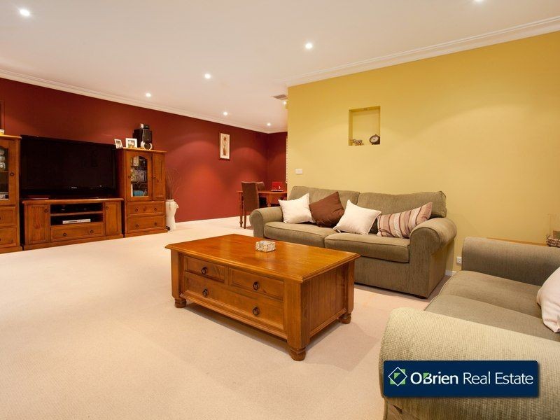 6 John Edgcumbe Way, Endeavour Hills VIC 3802