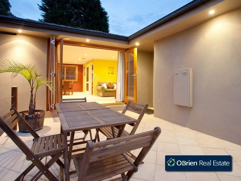 6 John Edgcumbe Way, Endeavour Hills VIC 3802