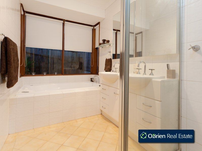 6 John Edgcumbe Way, Endeavour Hills VIC 3802