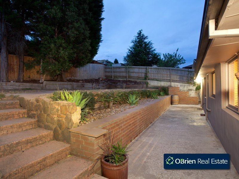 6 John Edgcumbe Way, Endeavour Hills VIC 3802