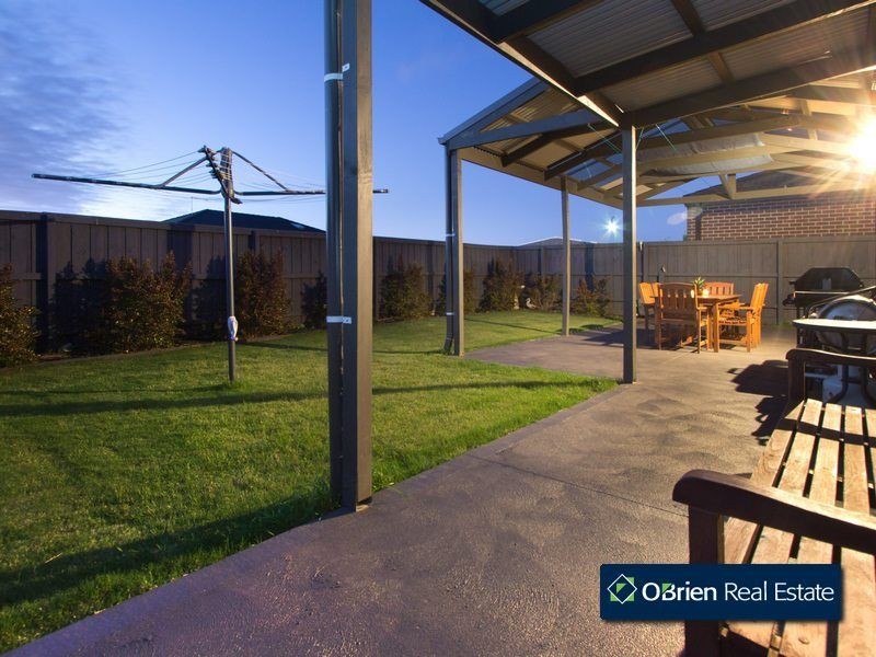 14 Fanfare Close, Berwick VIC 3806