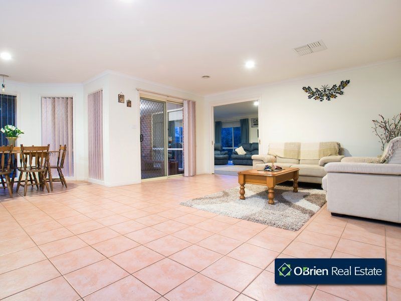 30 St Ives Drive, Narre Warren South VIC 3805