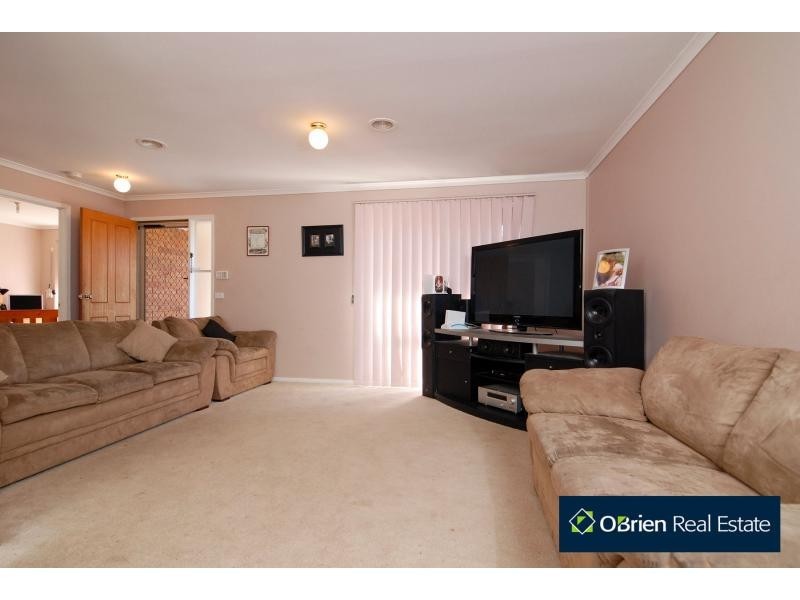 34 Andrea Crescent, Cranbourne North VIC 3977