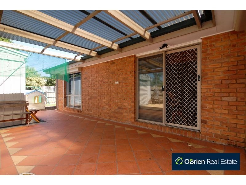 34 Andrea Crescent, Cranbourne North VIC 3977