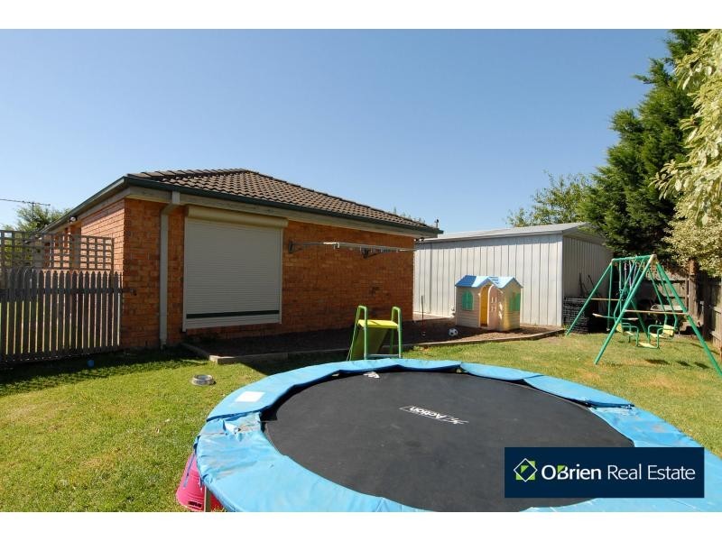 34 Andrea Crescent, Cranbourne North VIC 3977