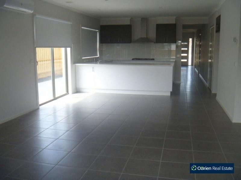 73 Charlbury Crescent, Cranbourne North VIC 3977