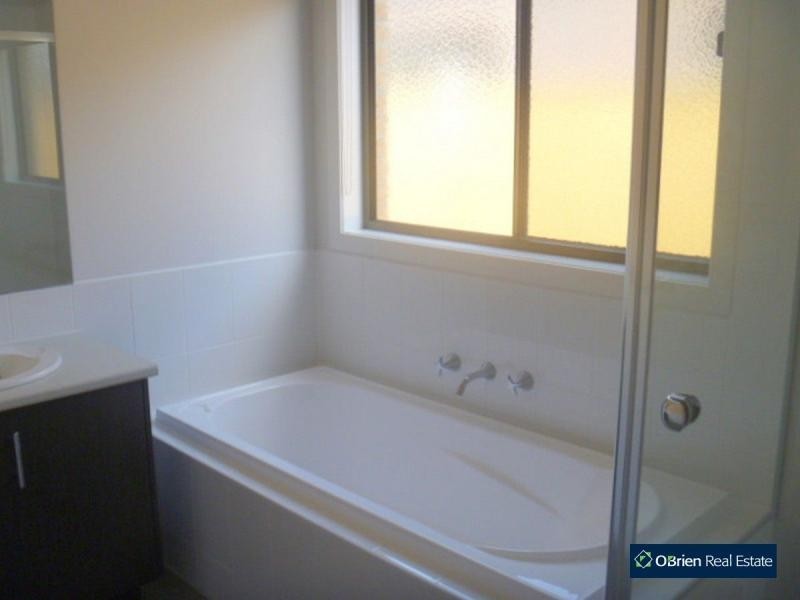 73 Charlbury Crescent, Cranbourne North VIC 3977