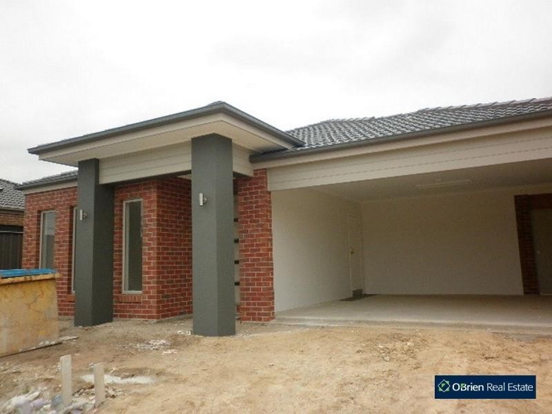 32 Connewara Crescent, Clyde North VIC 3978