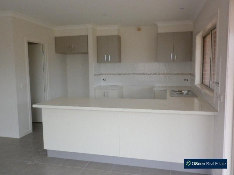 32 Connewara Crescent, Clyde North VIC 3978