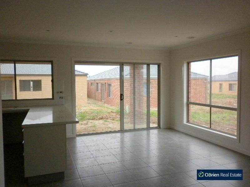 32 Connewara Crescent, Clyde North VIC 3978