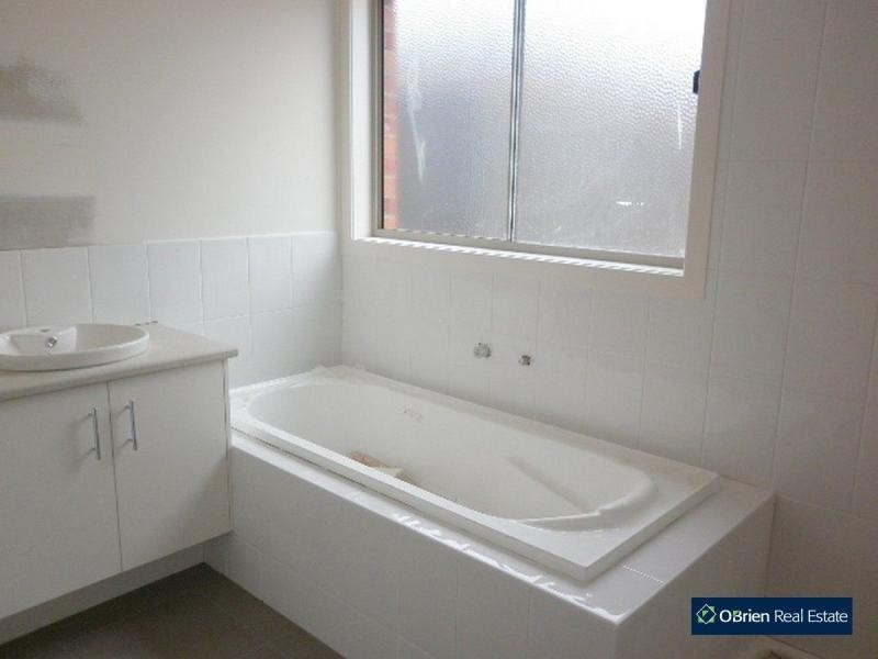 32 Connewara Crescent, Clyde North VIC 3978