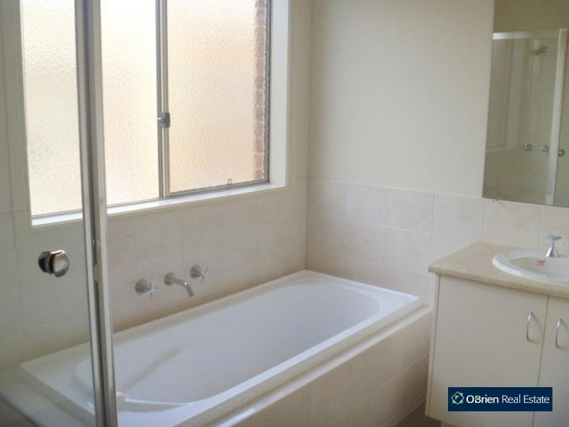 5 Katahdin Terrace, Cranbourne North VIC 3977