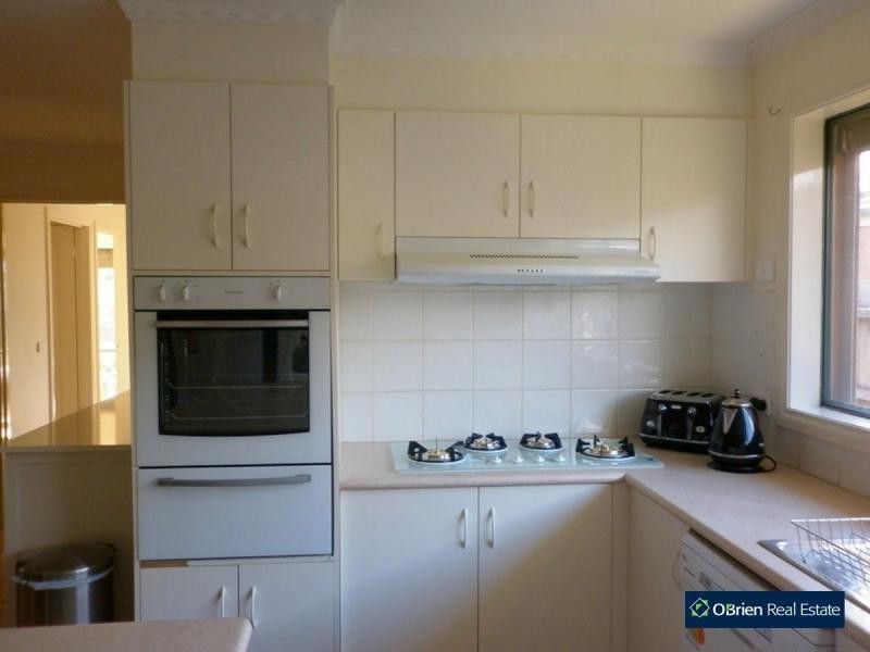 4 Claremont Glen, Berwick VIC 3806