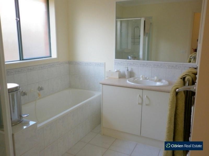 4 Claremont Glen, Berwick VIC 3806