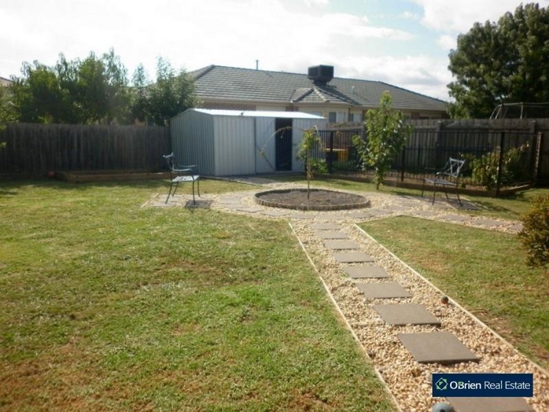 4 Claremont Glen, Berwick VIC 3806