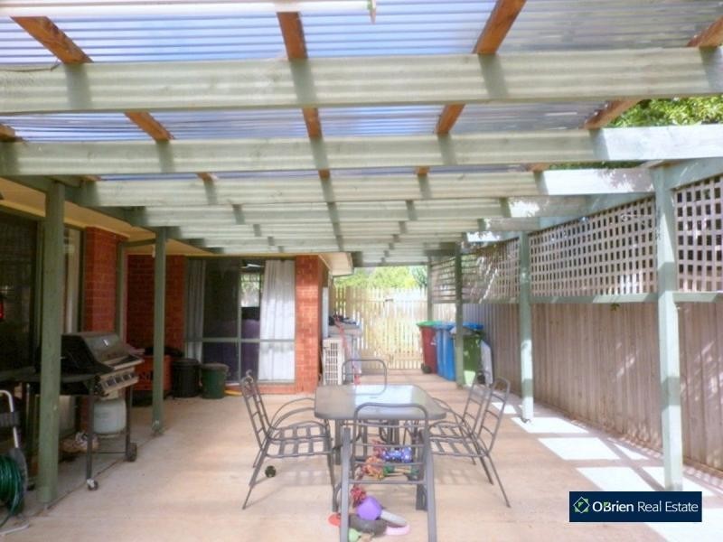 4 Claremont Glen, Berwick VIC 3806