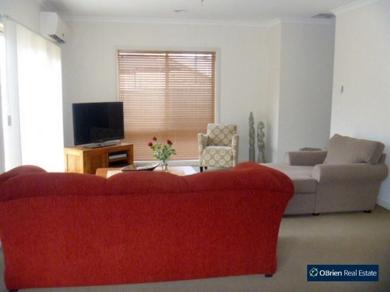 2/42 Inglis Road, Berwick VIC 3806