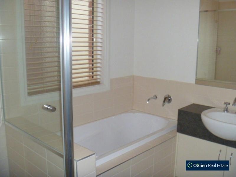 2/42 Inglis Road, Berwick VIC 3806