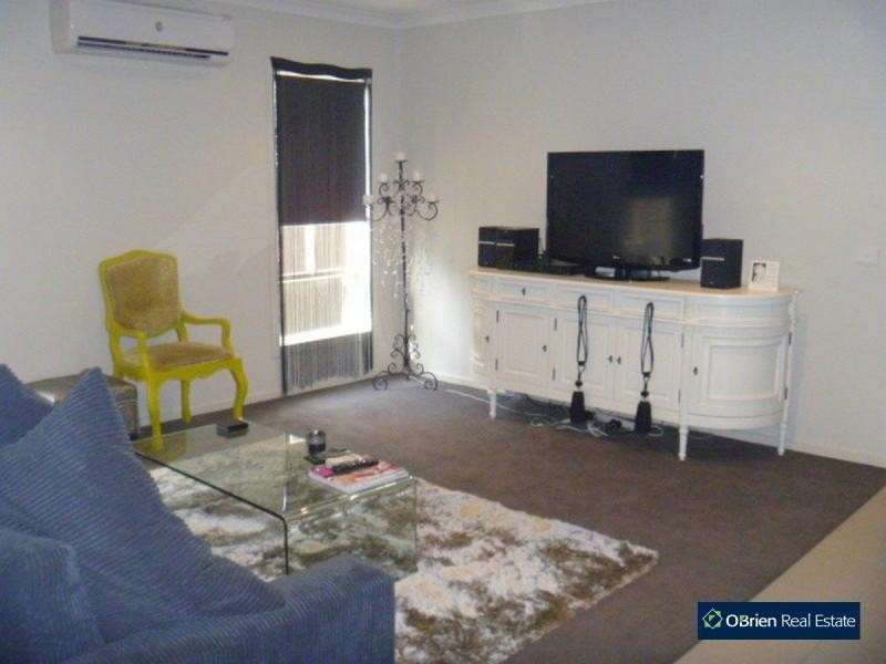 4 Meditate Lane, Cranbourne North VIC 3977