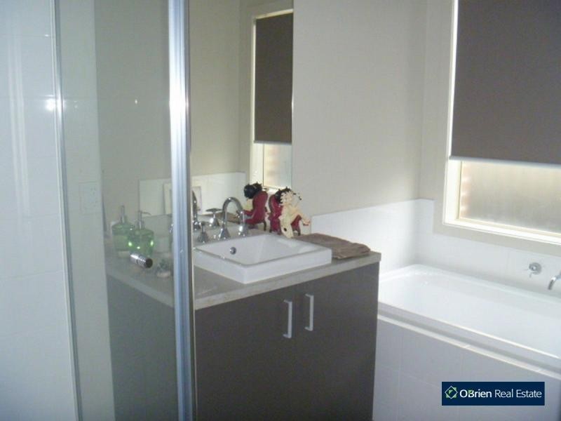 4 Meditate Lane, Cranbourne North VIC 3977