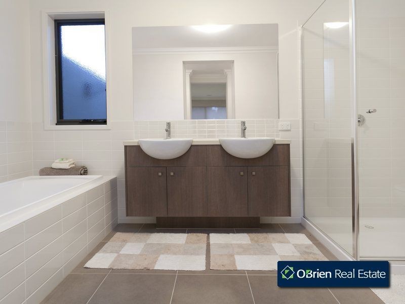 34 Cresthaven Boulevard, Berwick VIC 3806