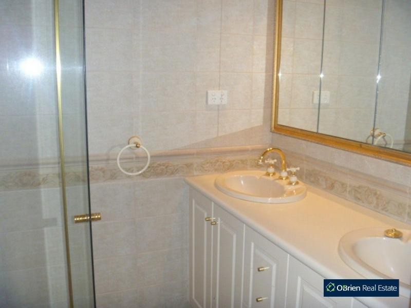 2 Ezard Court, Berwick VIC 3806