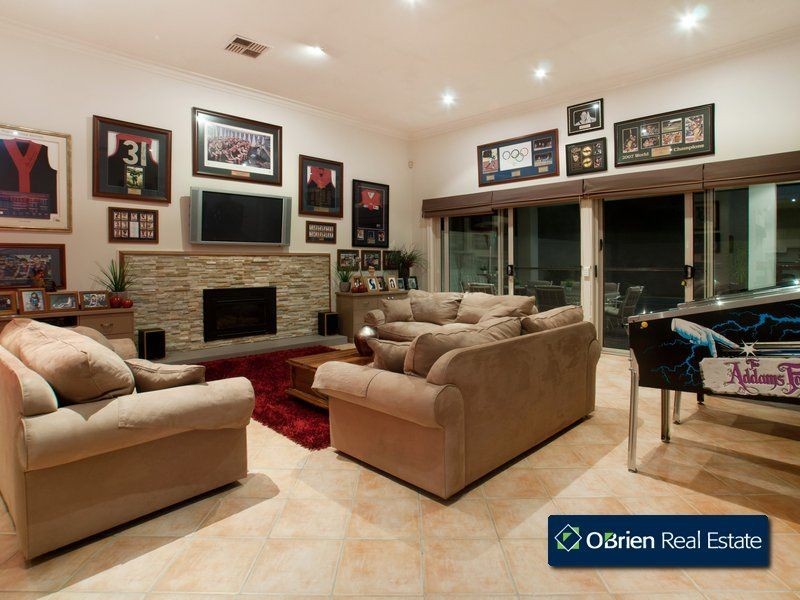 27 Candlebark Quadrant, Rowville VIC 3178