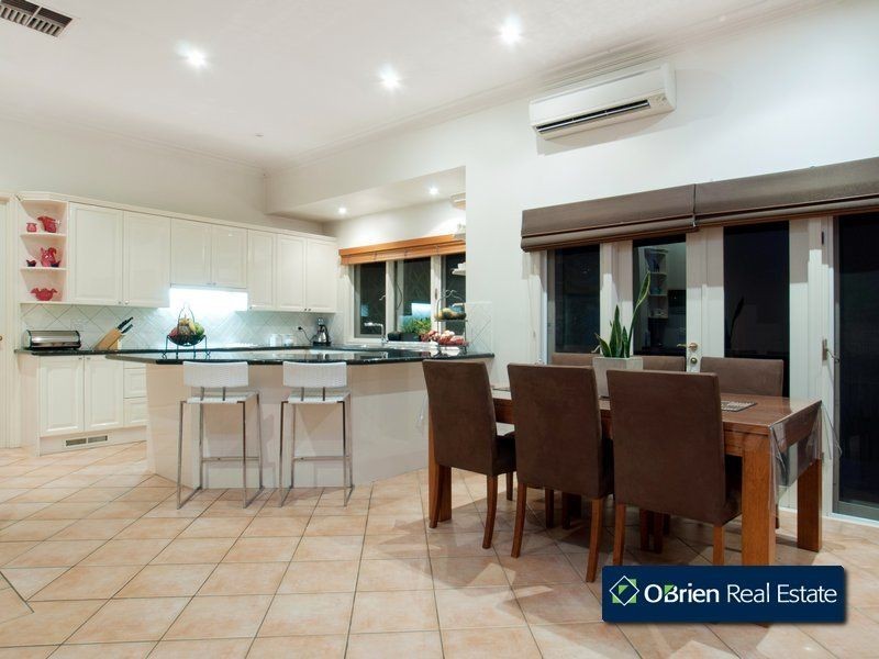 27 Candlebark Quadrant, Rowville VIC 3178