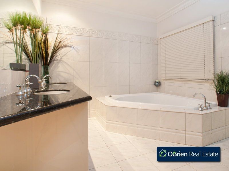 27 Candlebark Quadrant, Rowville VIC 3178