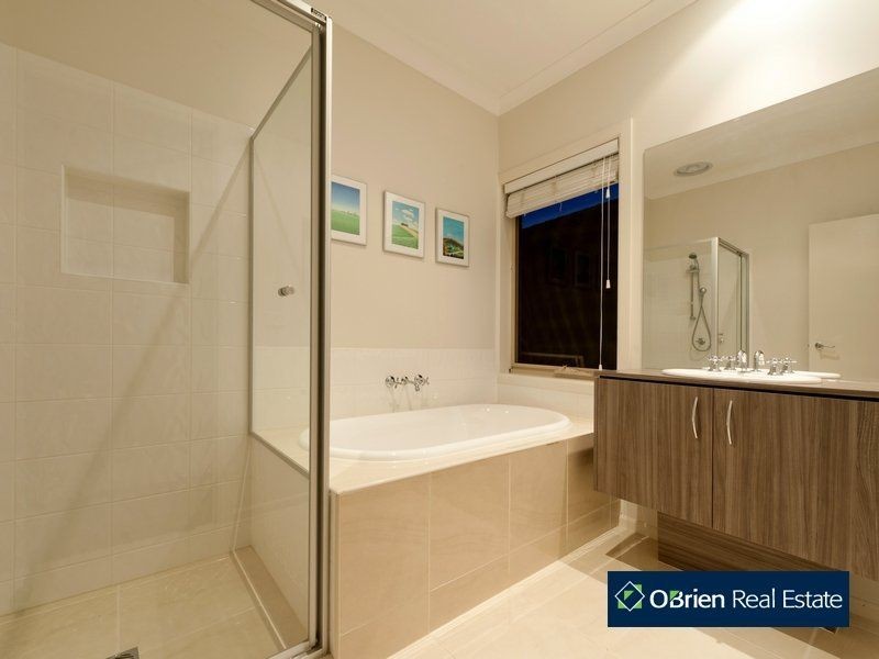 16 Esprit Avenue, Cranbourne North VIC 3977