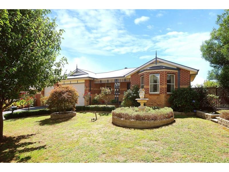 10 Whisken Way, Berwick VIC 3806