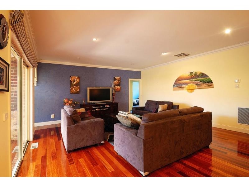 10 Whisken Way, Berwick VIC 3806