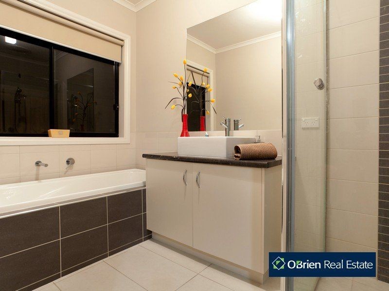 9 Grand Manor Drive, Berwick VIC 3806