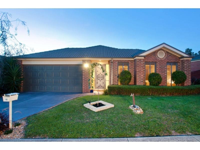 18 Glenshee Drive, Lynbrook VIC 3975