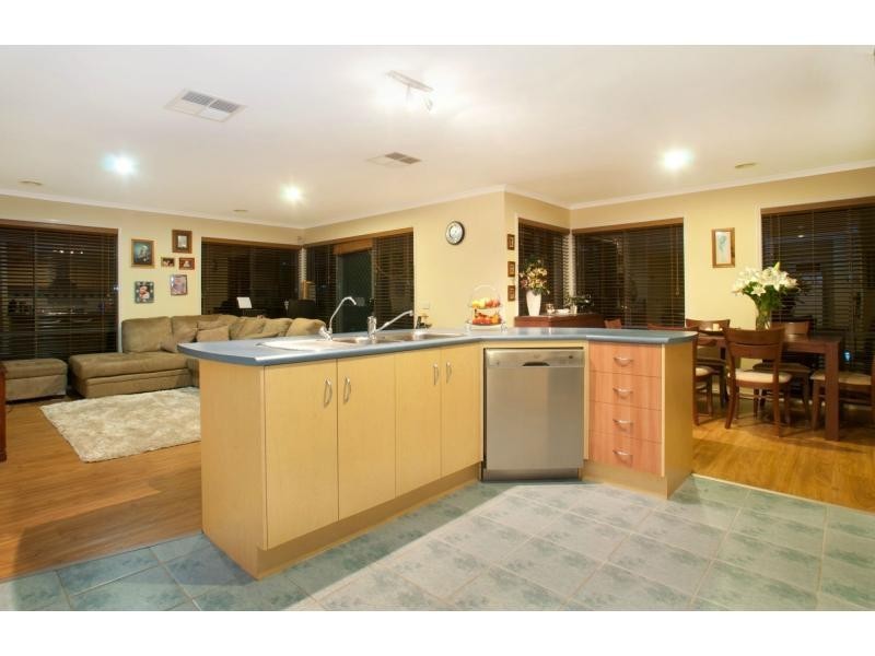 18 Glenshee Drive, Lynbrook VIC 3975