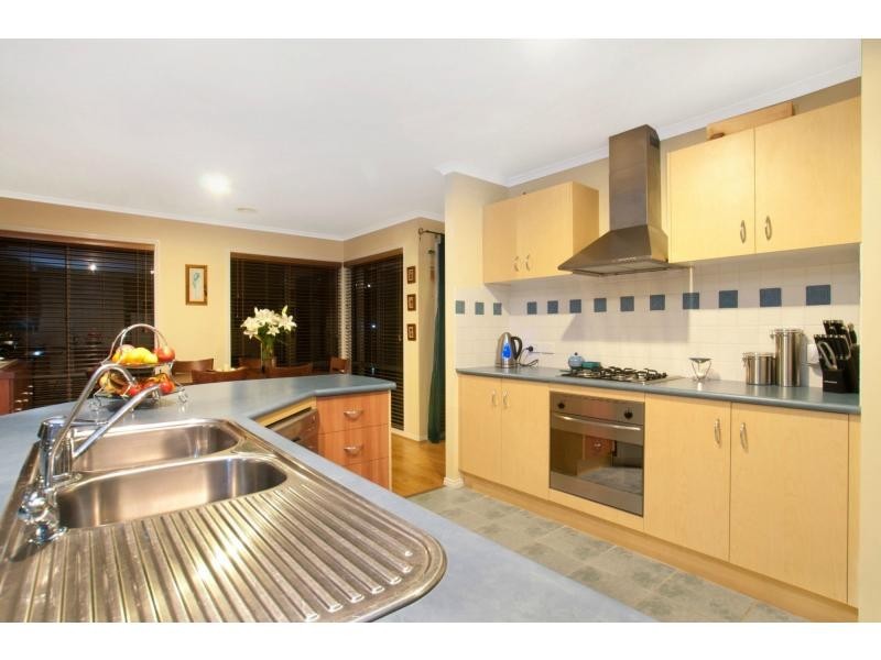 18 Glenshee Drive, Lynbrook VIC 3975