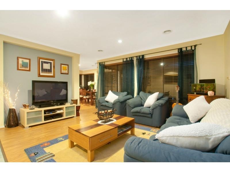 18 Glenshee Drive, Lynbrook VIC 3975